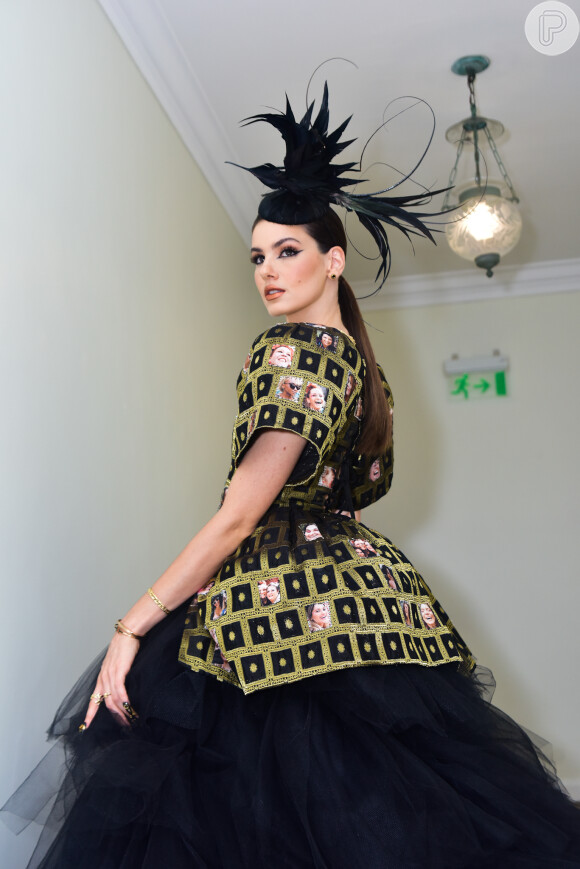 Camila Queiroz usou look assinado pelo designer Victor da Justa em parceria com a stylist Dione Occhipinti