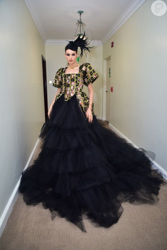 Camila Queiroz combinou cauda poderosa e mood vintage em vestido