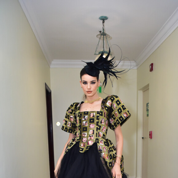 Camila Queiroz combinou cauda poderosa e mood vintage em vestido