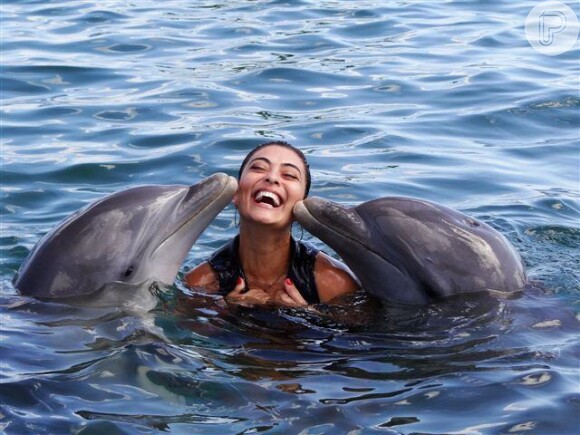 Juliana Paes ganha beijos de golfinhos no Caribe
