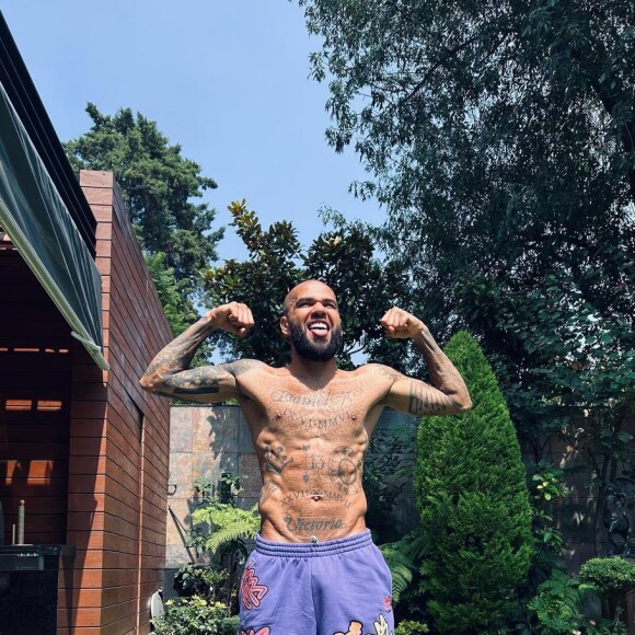 Daniel Alves teria abusado de uma mulher no banheiro de uma boate