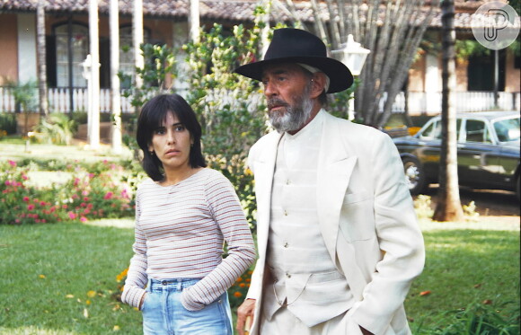 Marieta/Rafaela (Gloria Pires) tentou matar Geremias (Raul Cortez) na novela 'O Rei do Gado', mas ganha uma fazenda do italiano em acordo