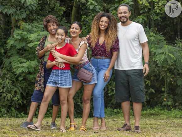 Na novela 'Vai na Fé', Jenifer (Bella Campos) decide descobrir quem é o seu pai biológico e resolve procurar nos pertences de Carlão (Che Moais)