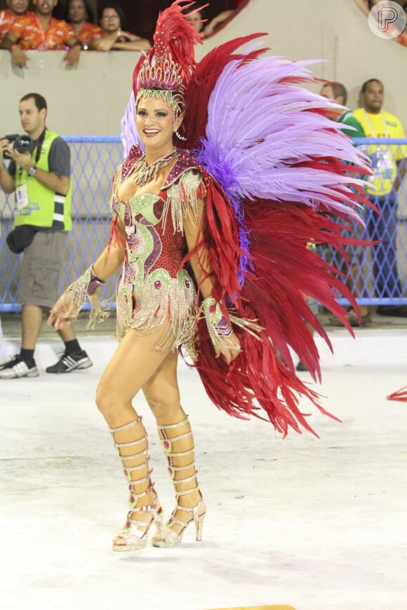 Luiza Brunet deixou legado no Carnaval do Rio de Janeiro: nessa foto, ela cruza a Sapucaí em 2011