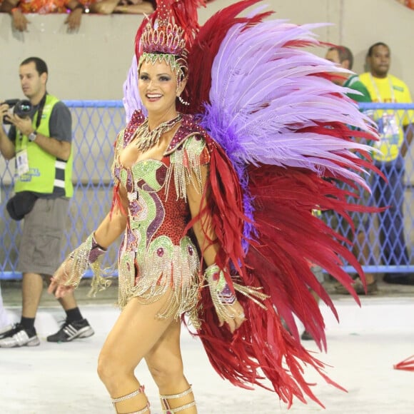 Luiza Brunet deixou legado no Carnaval do Rio de Janeiro: nessa foto, ela cruza a Sapucaí em 2011