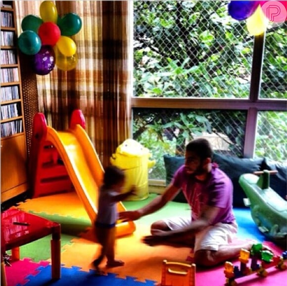 Pedro Scooby brinca com o filho, Dom, durante a comemoração do seu aniversário