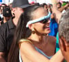 Bruna Marquezine usou um óculos de sol diferentão para curtir o trio