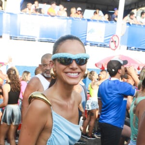 Bruna Marquezine no trio de Ivete Sangalo em Salvador em seu primeiro dia de Carnaval 2023