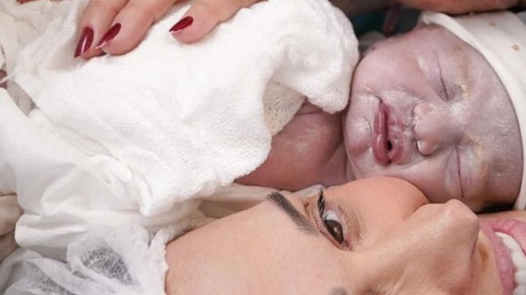 Claudia Raia surge agarradinha com filho recém-nascido e detalhe chama atenção em foto