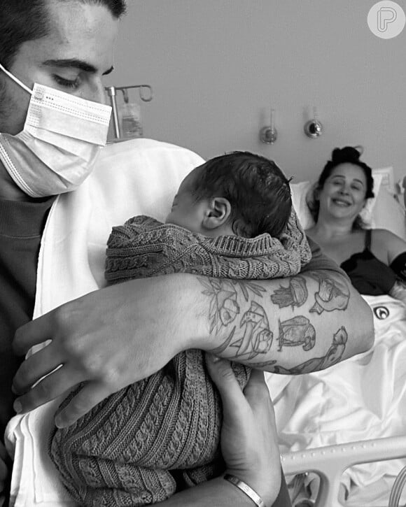 Enzo visitou o irmão e a mãe, Claudia Raia, na maternidade