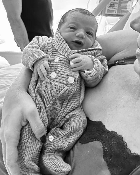 Claudia Raia com Luca no colo pouco depois do nascimento do bebê