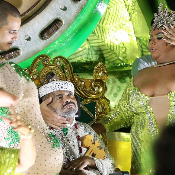 Arlindo Cruz desfilou em cima do último carro alegórico da Império Serrano com oxigênio