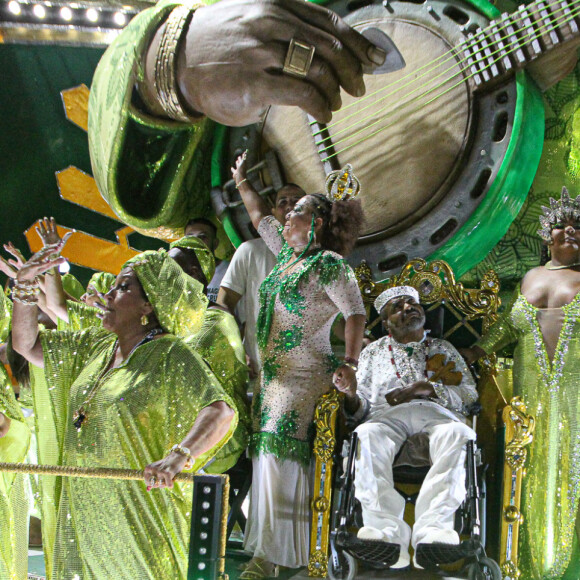Carro alegórico em homenagem a Arlindo Cruz