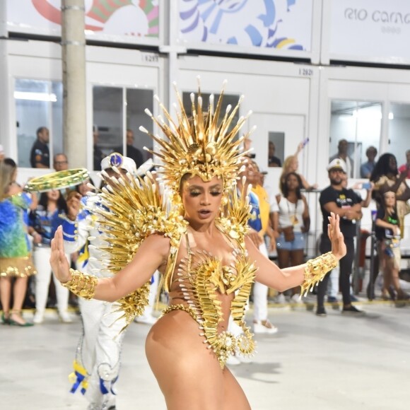 Lexa mostrou que tem muito samba no pé no desfile