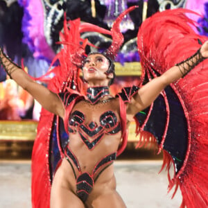 Carnaval 2023: Dandara Mariana desfilou com fantasia recorte e com mais de 100 mil cristais no Salgueiro em 20 de fevereiro de 2023