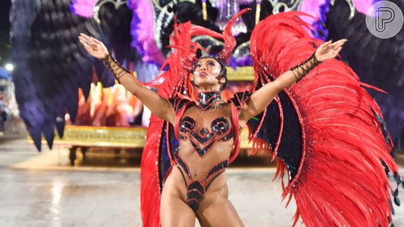 Carnaval 2023: Dandara Mariana desfilou com fantasia recorte e com mais de 100 mil cristais no Salgueiro em 20 de fevereiro de 2023