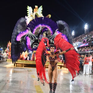 Fantasia de carnaval de Dandara Mariana para o desfile do Salgueiro demorou 3 meses para ficar pronta
