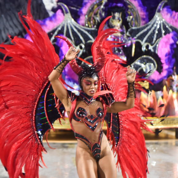 Fantasia de carnaval de Dandara Mariana para o desfile do Salgueiro utilizou centenas de penas sintéticas de faisão