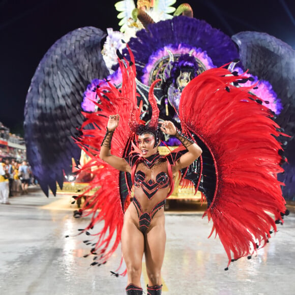 Dandara Mariana desfilou no carnaval 2023 e interpreta a Talita da novela 'Travessia'