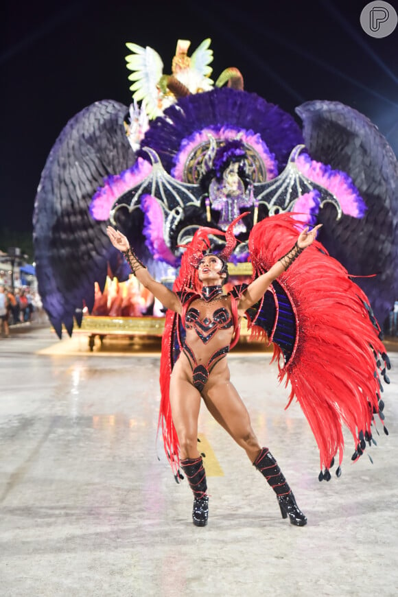 Dandara Mariana usou fantasia com mais de 100 mil cristais ao desfilar como musa do Salgueiro no carnaval 2023