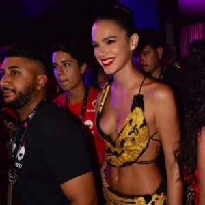 Bruna Marquezine apostou em look em formato de bananas para o Carnaval 2023