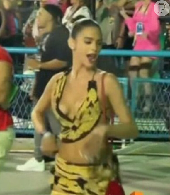 Bruna Marquezine invadiu a pista de desfiles na Marquês de Sapucaí na primeira noite do grupo especial, no Rio de Janeiro