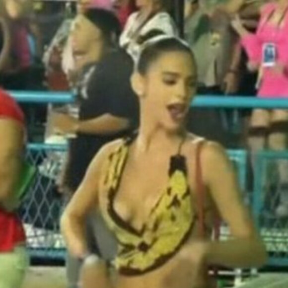 Bruna Marquezine invadiu a pista de desfiles na Marquês de Sapucaí na primeira noite do grupo especial, no Rio de Janeiro