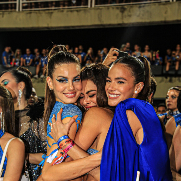 Bruna Marquezine apareceu ao lado de Juliana Paes e Camila Queiroz na madrugada desta terça (21)