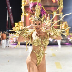 Lore Improta desfilou como musa da Viradouro no carnaval 2023 no fim da madrugada de 21 de fevereiro de 2023