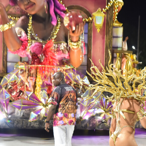 Lore Improta arrasou em fantasia dourada na Viradouro no carnaval 2023