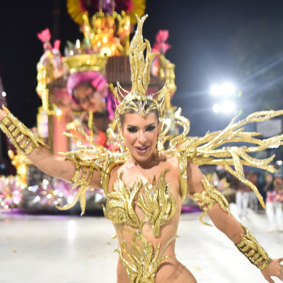 Lore Improta não conseguiu ser prestigiada pelo marido, Leo Santana, no desfile do carnaval 2023 da Viradouro pois o cantor fazia show no mesmo momento