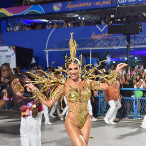 Lore Improta mostrou muito samba no pé no desfile do carnaval 2023 da Viradouro