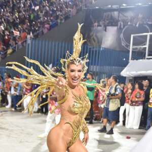 Lore Improta sem tapa-sexo desfilou no carnaval 2023 como musa da Viradouro