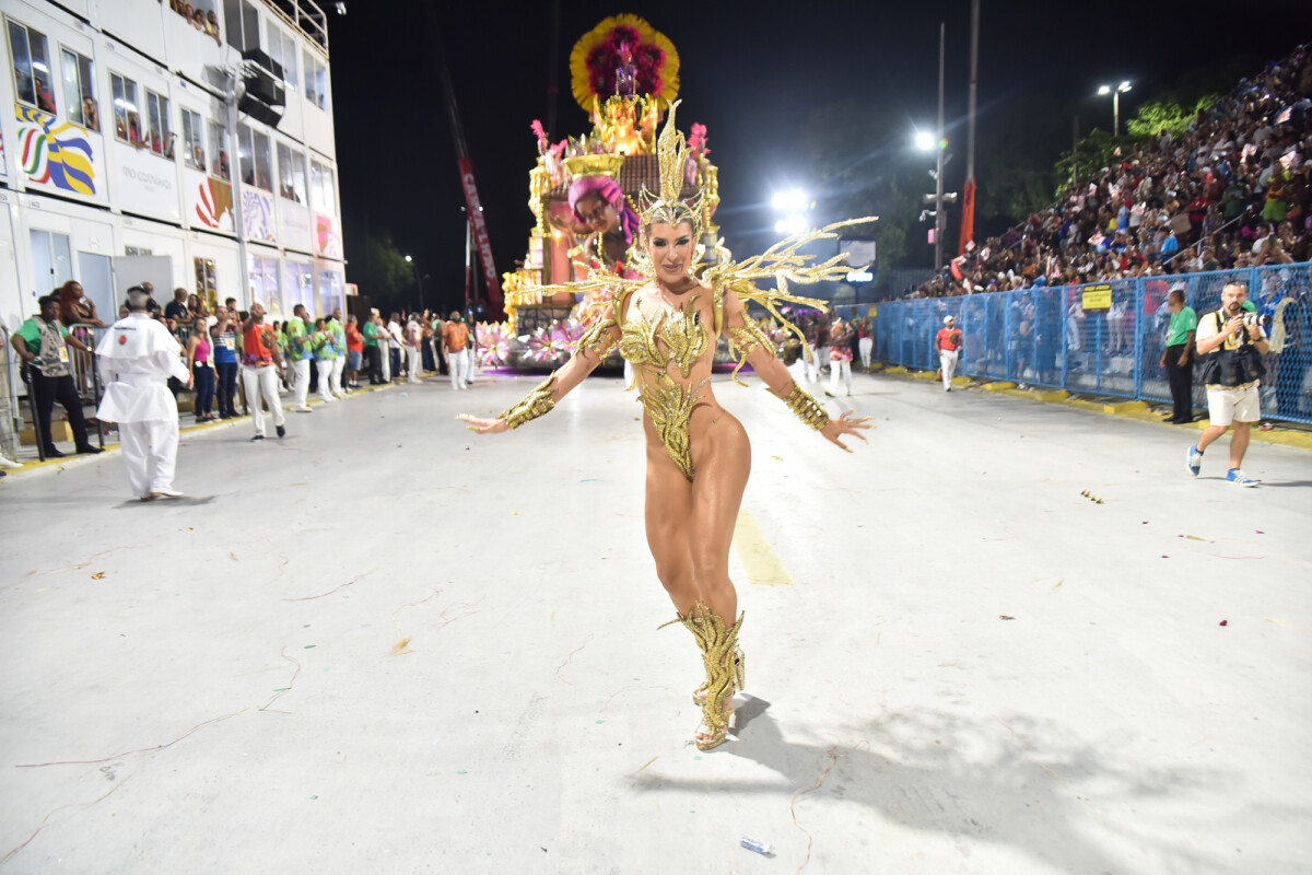 Foto: Carnaval 2023: sem tapa-sexo, Lore Improta desfilou como musa da  Viradouro - Purepeople