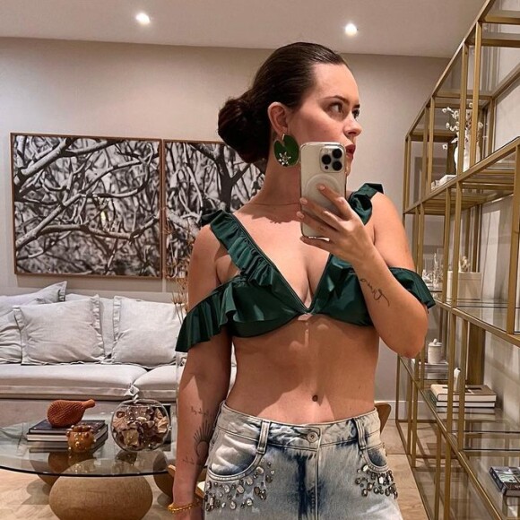 Mari Bridi valorizou a barriga sarada ao combinar top com calça jeans