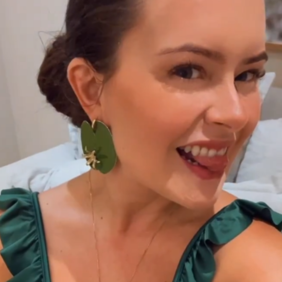 Mari Bridi completou look com coque e brincos grandes