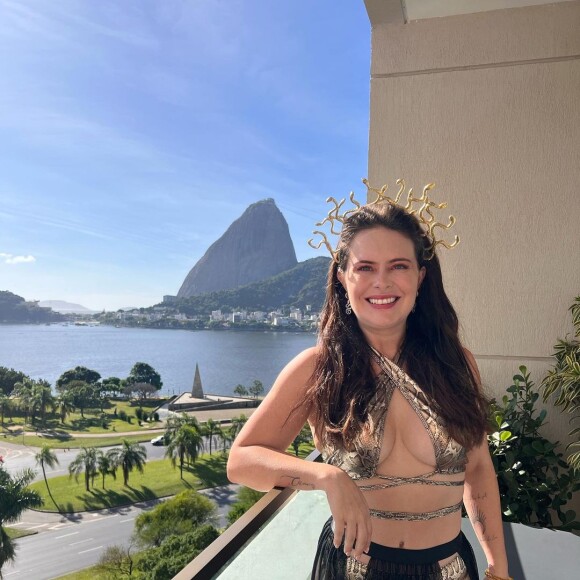 Mari Bridi colocou a barriga chapada para jogo em looks de Carnaval