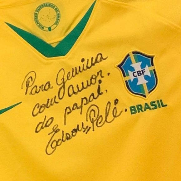 Filha mais velha de Assíria Nascimento, Gemina McMahon ganhou camiseta autografada de Pelé e detalhe chama atenção