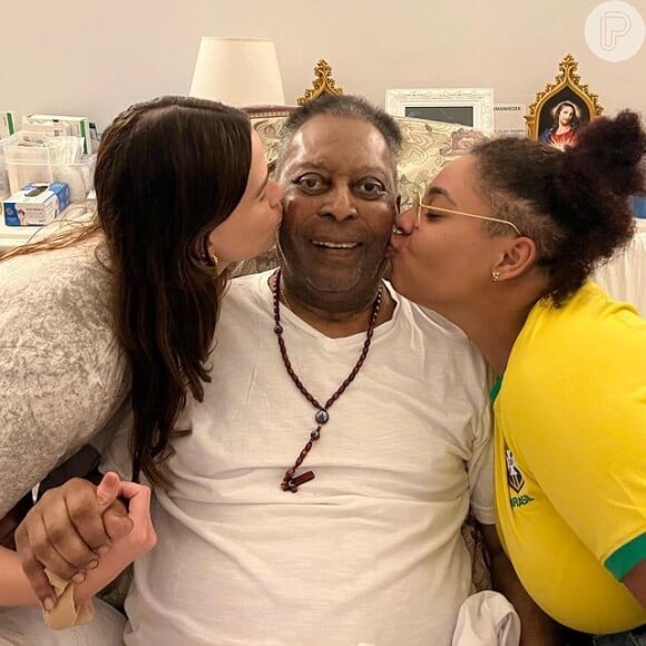 Pelé ganha carinho de Gemina McMahon e a filha Celeste e foto postada pela filha mais velha de Assíria Nascimento