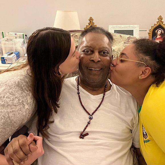 Pelé ganha carinho de Gemina McMahon e a filha Celeste e foto postada pela filha mais velha de Assíria Nascimento