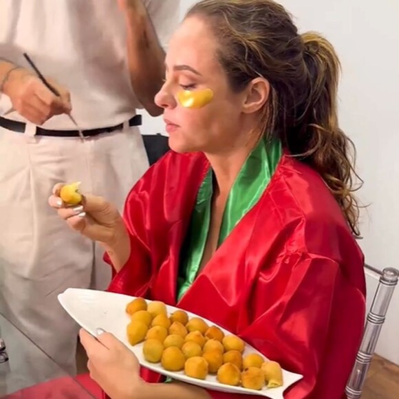 Paolla Oliveira foi filmada comendo salgadinhos antes do desfile