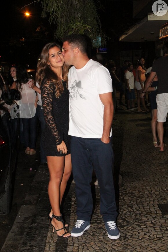 Ronaldo e Paula Morais curtem bar no Rio, em 29 de março de 2013