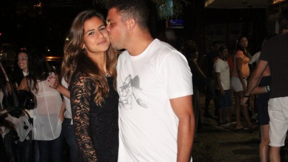 Ronaldo e a namorada, Paula Morais, curtem noite em bar do Rio
