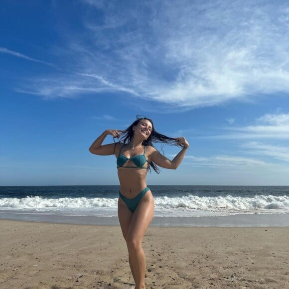 Larissa Manoela exibiu corpo em biquíni azul