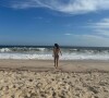 De costas, Larissa Manoela valoriza bumbum volumoso em fotos praianas