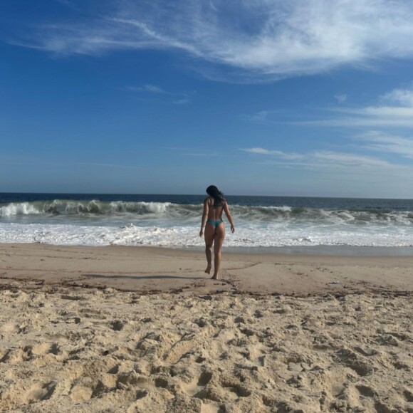 De costas, Larissa Manoela valoriza bumbum volumoso em fotos praianas