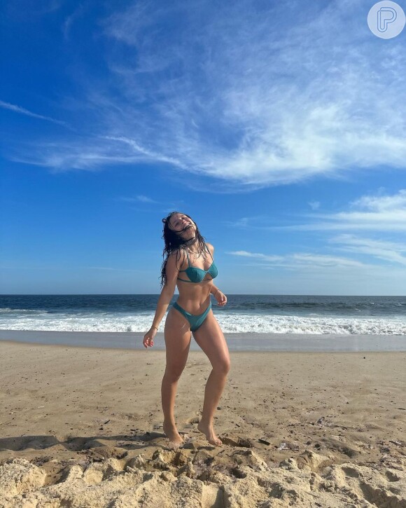 Larissa Manoela na praia: 'Sol + mar + areia = felicidade plena'