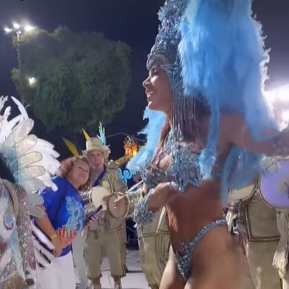 Anitta gravou trechos de um novo projeto audiovisual na concentração da Beija-Flor no Desfile das Campeãs do Rio de Janeiro neste sábado (25)