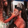 Antes de entrar em cena na novela 'Império', Cris Vianna deu um retoque na maquiagem