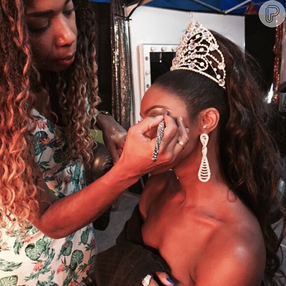 Antes de entrar em cena na novela 'Império', Cris Vianna deu um retoque na maquiagem